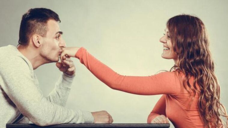 mutil bat neska bat zaintzen ari da eta zakila handitzeaz pentsatzen ari da